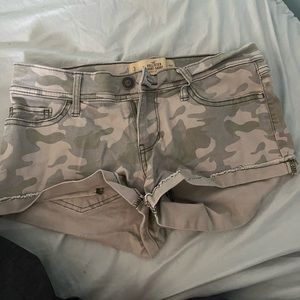 Hollister low rise camo short-short (size 3, 26w)
